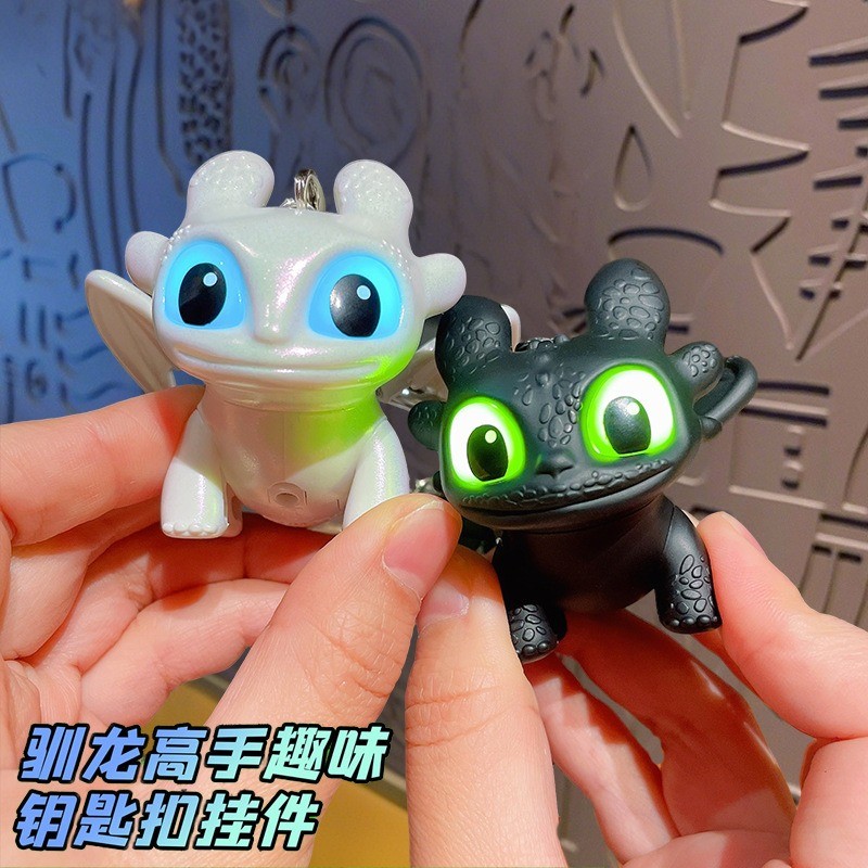 Night Fury พวงกุญแจฟันปีก Movable Light Up ตุ๊กตากระเป๋าเป้สะพายหลังจี้การ์ตูนอะนิเมะเครื่องประดับความเครียดบรรเทาของขวัญ