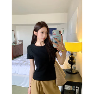 <Moss Queen> เสื้อยืดแขนสั้นผ้าฝ้ายผสมใยไผ่สำหรับผู้หญิง ดีไซน์มีเท็กซ์เจอร์รับซัมเมอร์ ทรงเข้ารูป สวมใส่เป็นเสื้อตัวในเรียบง่าย