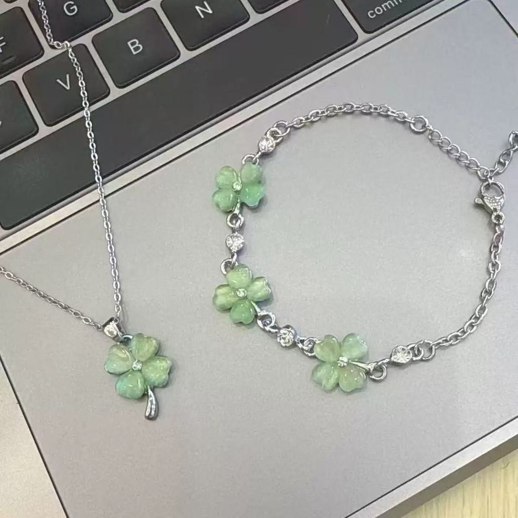 ชุดสร้อยคอและสร้อยข้อมือนำโชคโคลเวอร์สี่ใบสไตล์เกาหลี สำหรับนักเรียน แฟน และคู่รัก เป็นของขวัญที่สวยงามและเหมาะสม