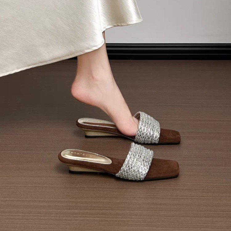 รองเท้าแตะส้นเตารีด Square Toe สำหรับผู้หญิง ทรงแฟชั่นสวมใส่ง่าย