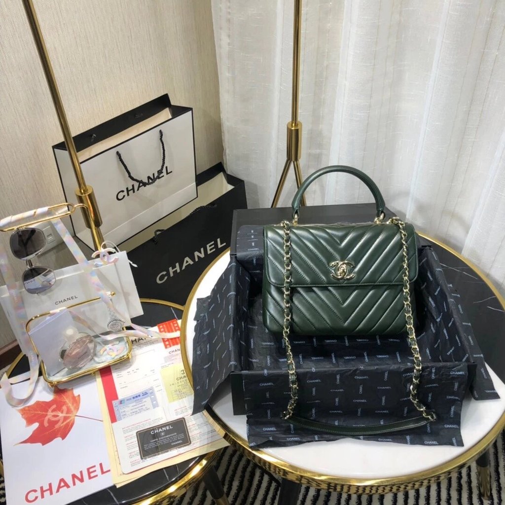 CHANEL V-Pattern Trendy Clutch กระเป๋าสะพายข้างสายโซ่