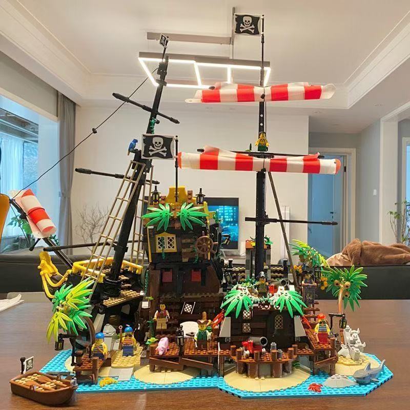 ใช้งานร่วมกับเลโก้บล็อกตัวต่อ Pirates of the Caribbean Series 21232 Barracuda Bay Pirate Shipwreck M