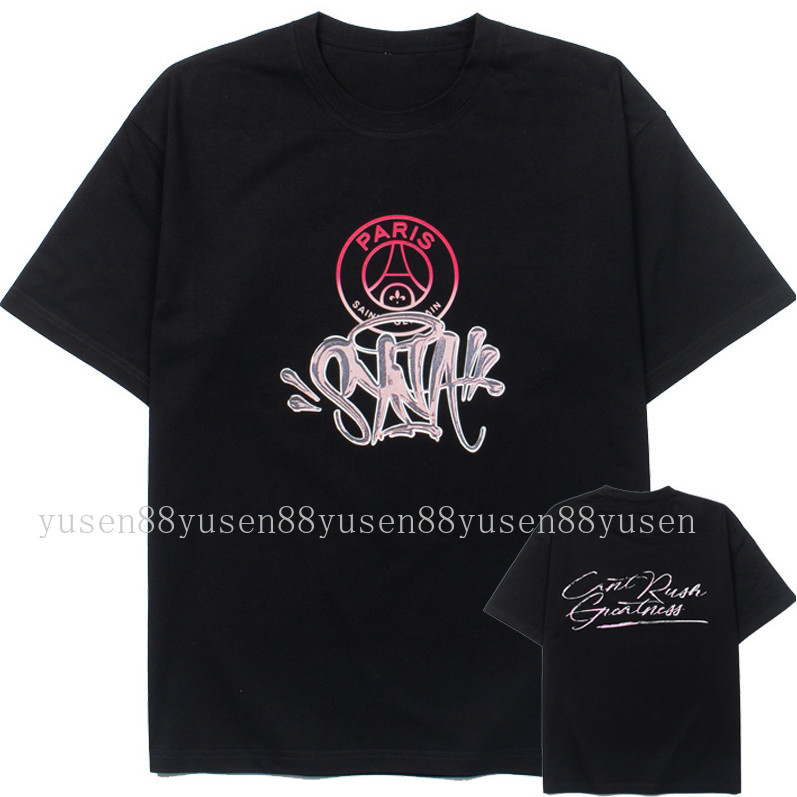 PSG X SynaWorld แขนสั้นHip Hop สำหรับหนุ่ม ๆ ออกแบบลายพิมพ์ทันสมัย สวมใส่ง่ายในสไตล์หลวม ๆ พร้อมวงกล