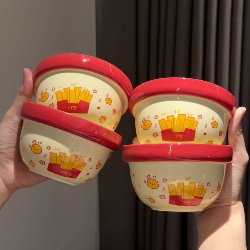 ปีใหม่โชคลาภน่ารักเฟรนช์ฟรายชามข้าวในครัวเรือนหนึ่งคนบนโต๊ะอาหารชามสลัด/doir