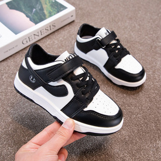 รองเท้ากีฬาสำหรับเด็ก สีดำและขาว กันลื่น ระบายอากาศได้ดี นุ่…