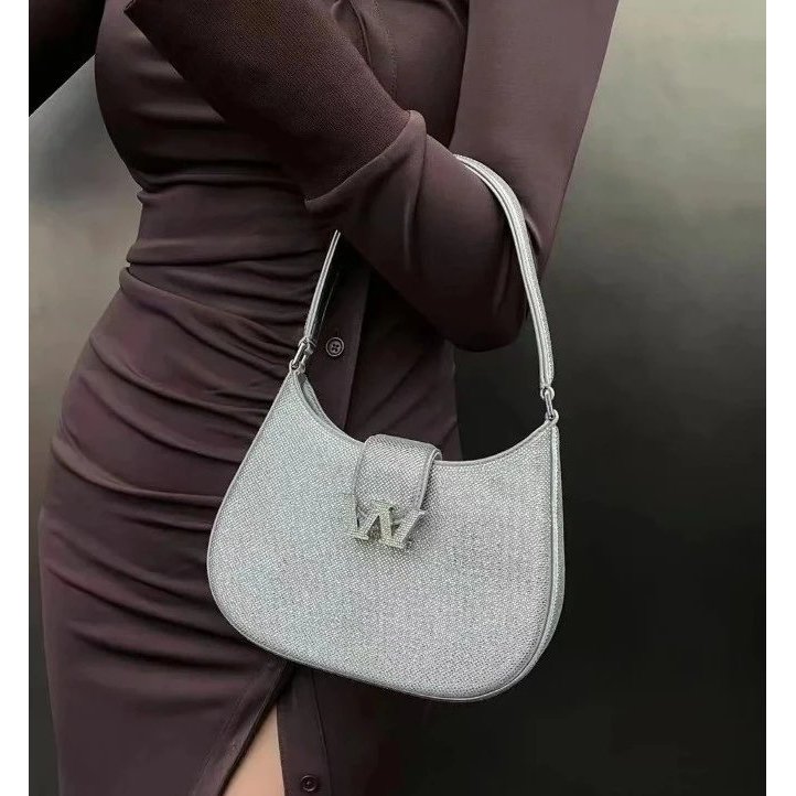 บ้านฉลาม Alexander Wang กระเป๋าสะพายข้าง ออกแบบใหม่สำหรับฤดูใบไม้ผลิ ตกแต่งพลอยเทียมและโซ่ แท้จากโรง