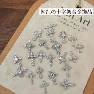 10ชิ้นข้ามอุปกรณ์แต่งเล็บร้อนขายย้อนยุคโลหะผสมสไตล์พังก์ข้ามดาวโลหะเล็บเพชรอุปกรณ์เสริม