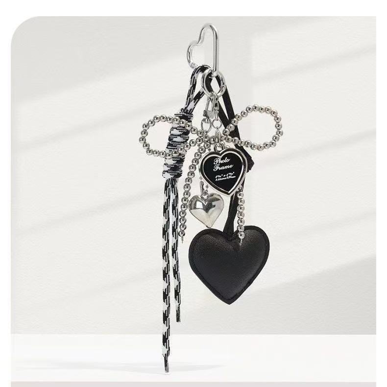 จี้ห้อยกระเป๋า Leather Love Unique เชือกถักพวงกุญแจจี้ miu Series Girl Heart Silver Bead Bow Love Heart