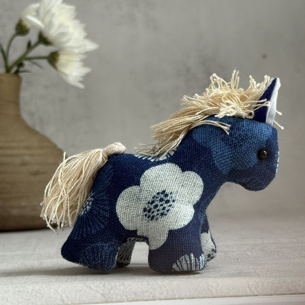 Lijiang สไตล์ชาติพันธุ์ Tie-Dye ผ้า Handmade Blue Dye Pony จี้