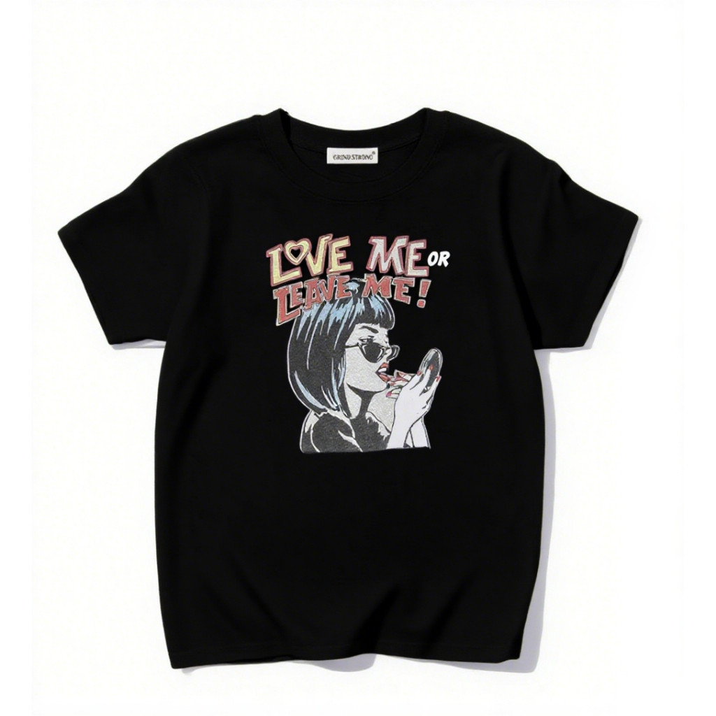 2026Fashion 2026เสื้อผ้าผู้ชาย เสื้อยืดคอกลมแขนสั้นคล้าย Karina (aespa)"LOVE ME OR LEAAVE ME! COD C6