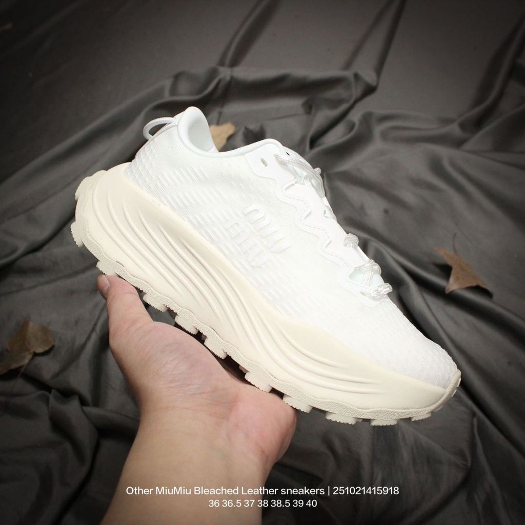 MIUMIU Retro รองเท้าผ้าใบหนังแท้ ผิวด้านเนียน รองพื้นโฟม EVA และแผ่นยาง-latex ให้ความสบายตลอดวัน สาม