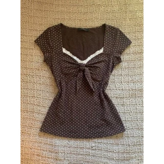 shayne-เสื้อท็อปลายจุดสีน้ำตาล คอวีลึก แขนสั้น โบว์หน้า ลูกไม้ สไตล์สาวหวานอ่อนโยน