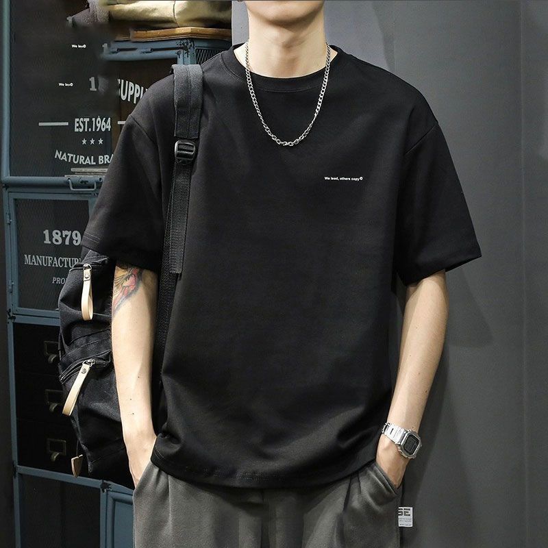 เสื้อยืดแขนสั้นพิมพ์ลายเรียบง่ายสำหรับผู้ชาย เทรนด์ใหม่ ins ลำลองไหล่ตกครึ่งแขนท็อปส์ซูสีทึบผู้ใหญ่สบายท็อปส์ซู
