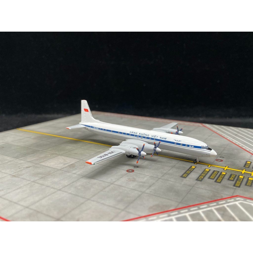 [คลังสินค้าพร้อม 1] 1: 400 AC Vietnam Civil Airlines IL-18 หมายเลข VN-B196 เคลือบเอวสังคมที่หายาก, ค