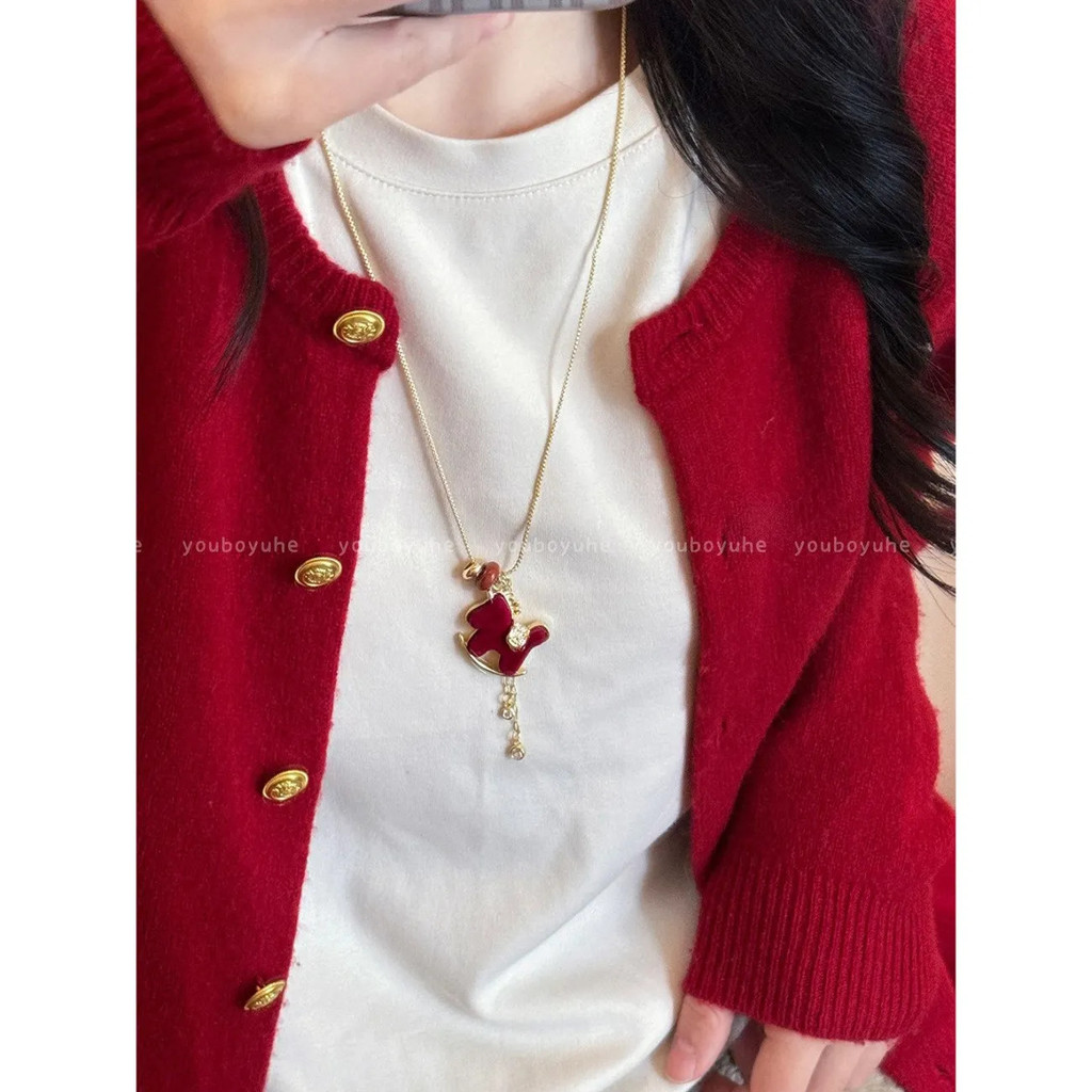 "Ma Jixiang" สีแดง Flocking Pony สร้อยคอผู้หญิง 2026 ประณีตเสื้อกันหนาวโซ่ Benming ปีอุปกรณ์เสริม 26