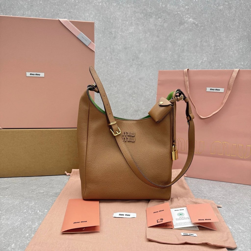 กระเป๋าสะพายหนังวัว MUJI สำหรับฤดูใบไม้ร่วงถึงฤดูหนาว ออกแบบเรียบหรูพร้อมโลโก้MUJI สายคล้องไหล่ปรับไ