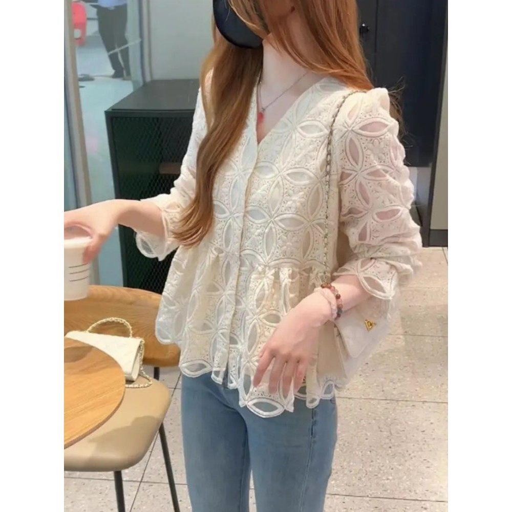 99309 เสื้อเชิ้ตแขนยาวคอวีปักลายลูกไม้สไตล์ฝรั่งเศสสุดเก๋จาก akifoon.store ออกแบบมาเพื่อปกปิดหน้าท้องและเน้นสัดส่วน ทำให