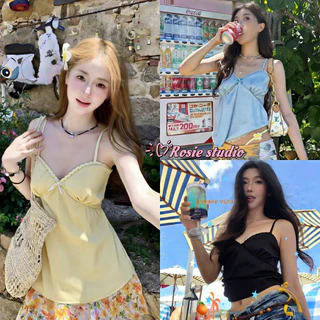 Rosie🥨พร้อมส่ง💎เสื้อครอปสายเดียวผ้าซาติน✨ คอวีเส้นลายลูกบุหรี่ ทรงเข้ารูปเซ็กซี่ ใส่สบายนุ่มนวล