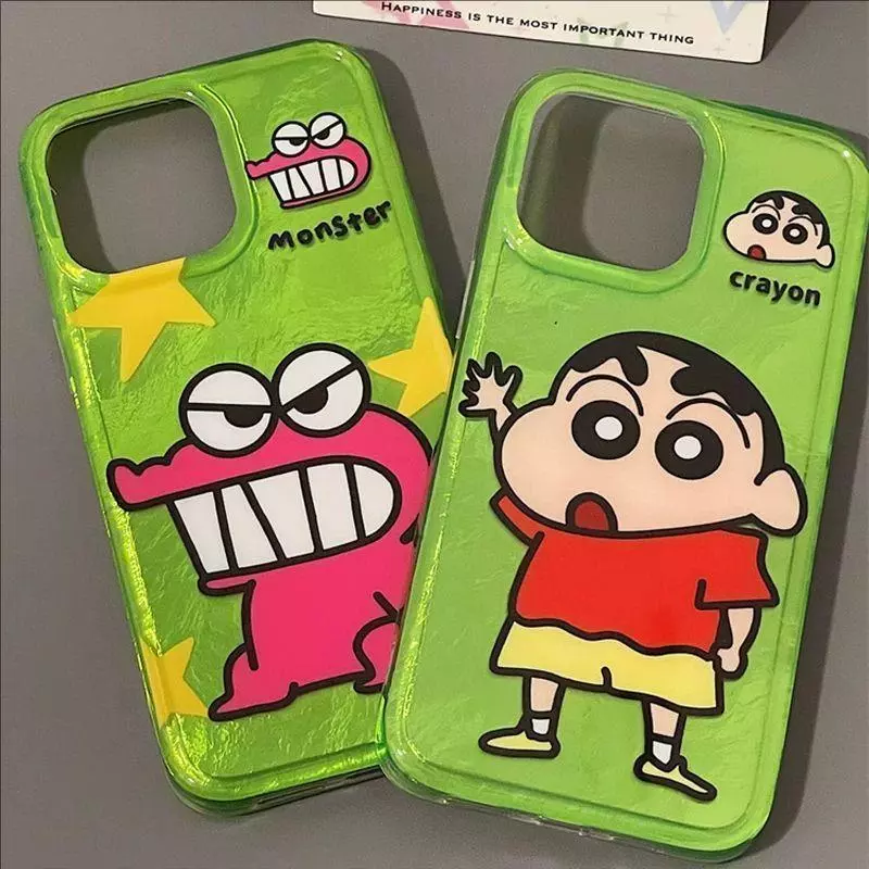 เคสไอโฟน เคส iPhone 17/17 Pro/17 Pro Max 16 15 14 13 12 11 กรอบเลนส์ใหญ่ ลายผ้าใยปีก – ชินจังกับไดโนเสาร์ สุดน่ารัก