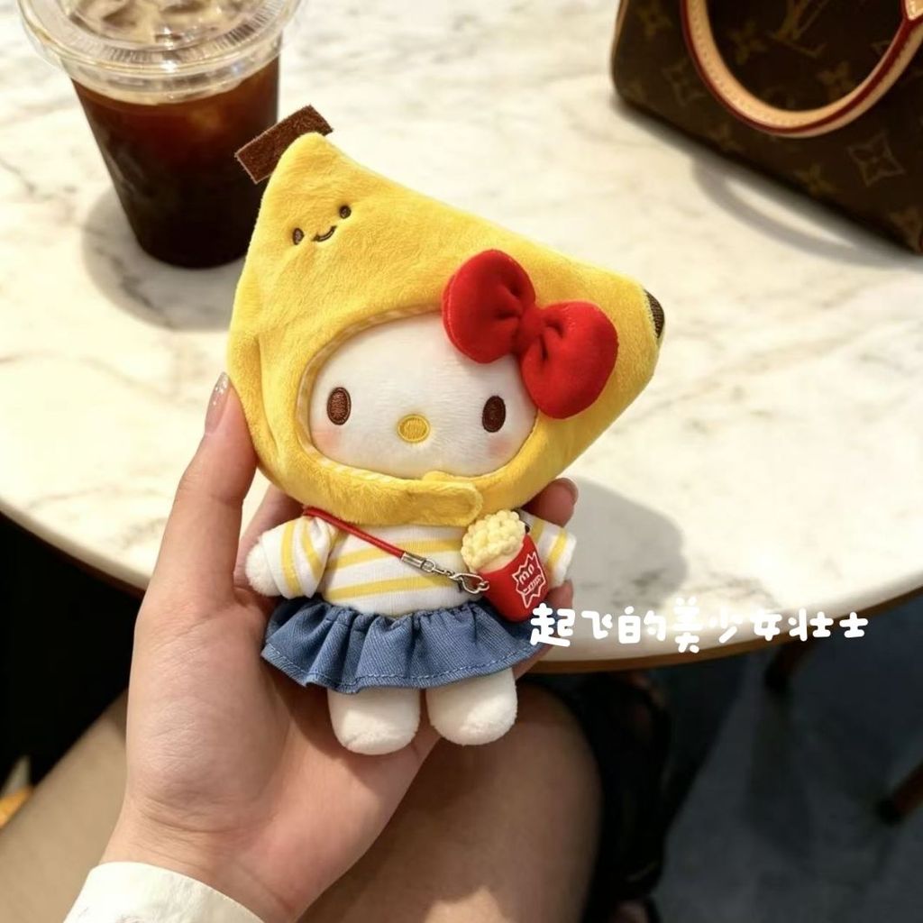 พร้อมสต็อก HelloKitty จี้ห้อยกระเป๋า Banana Headgear ชุดกระโปรง ตุ๊กตาพวงกุญแจ จี้ของขวัญสาว