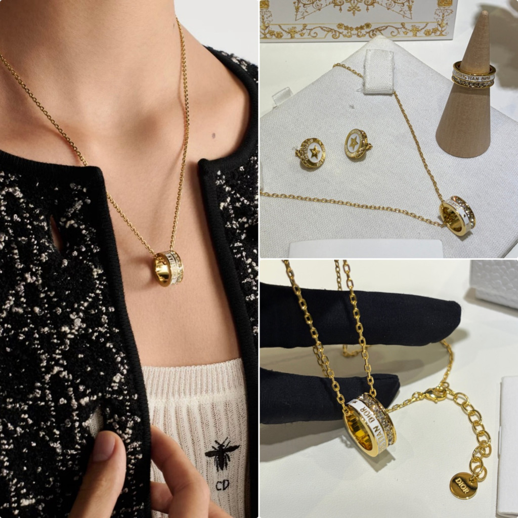 【ก่อนสั่งสอบถาม】ราคา2200 DDD สร้อยคอจี้วงกลม ตัวอักษรสีทองเคลือบอีนาเมลสีขาว ประดับเพชรเรียง