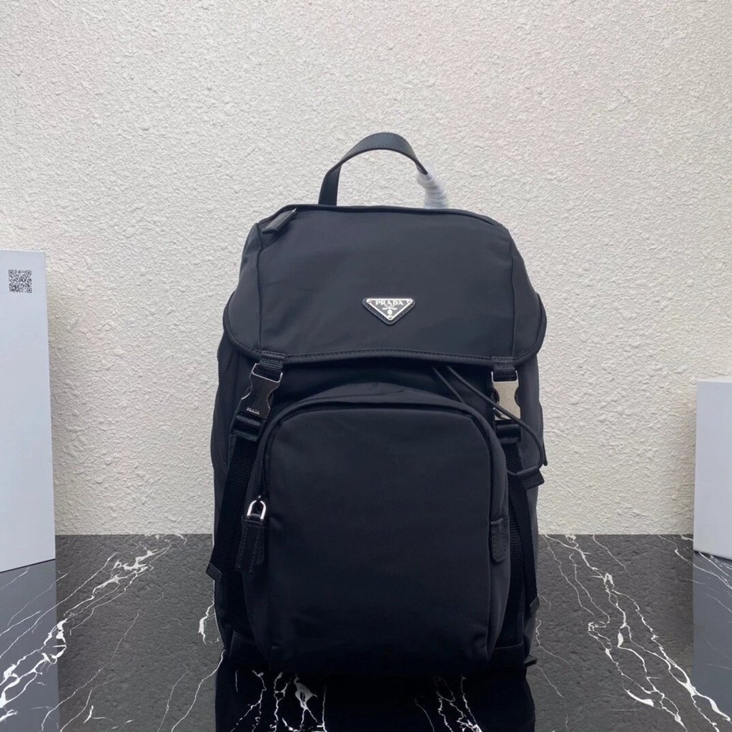 Prada Rada Backpack 2VZ135 วัสดุหนังแกะสามแบบ มีลวดลายที่ตัดกัน เหมาะสำหรับการเดินทางและใช้งานในชีวิ