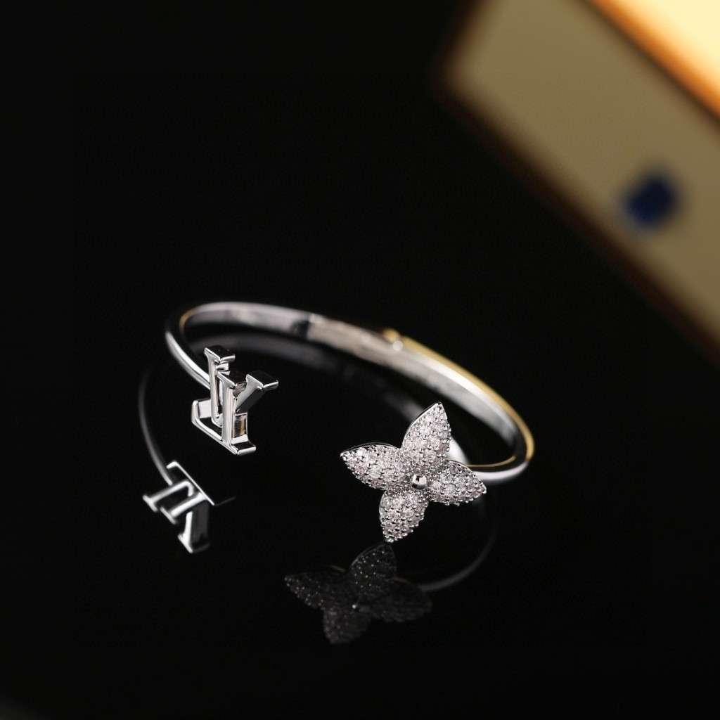【พรีออเดอร์ 15 วัน】LLL L0u1sette Signature Strass สร้อยข้อมือ