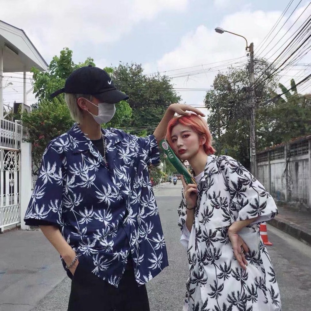 เสื้อเชิ้ตลายดอกวินเทจฮ่องกงสุดชิค ใส่คู่ไปทะเลหรือสงกรานต์ก็เด่น เสื้อคู่รักสไตล์ลํ่าฮิตกระแสแรง
