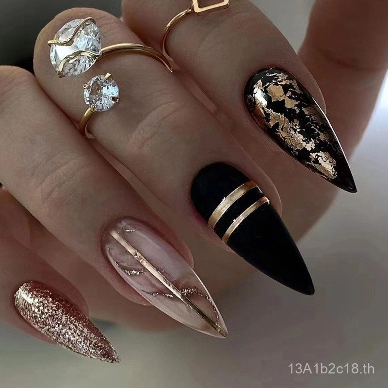 เล็บอัลมอนด์สีดํา Dark Amber Gold ฟอยล์กระพริบสวมใส่เล็บปลอม Hot Girls Sweet Cool ins สไตล์เล็บเล็บ