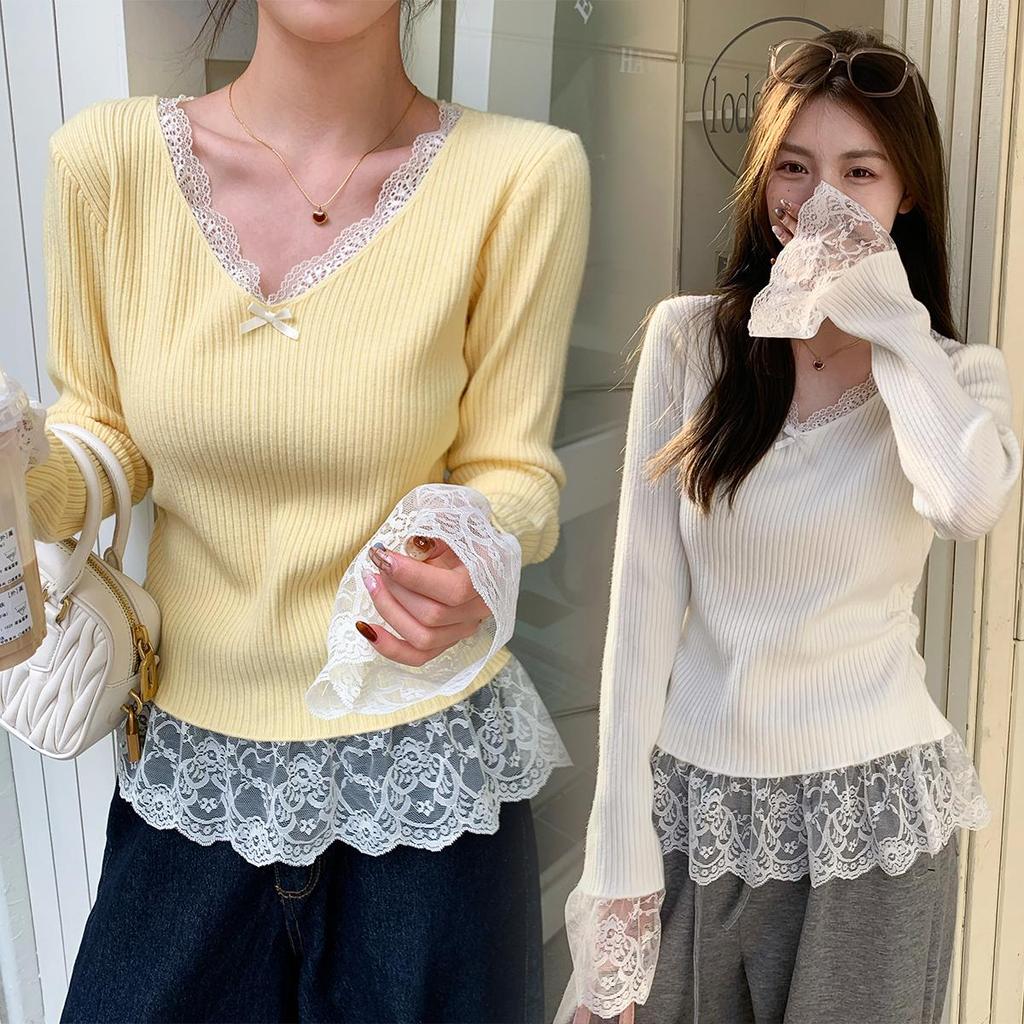 Chili Koko เสื้อไหมพรมคอวีสีเหลืองสำหรับผู้หญิง เนื้อผ้าถักลายริบ ขอบลูกไม้ที่แขนและชายเสื้อ เสื้อแขนยาวทรงเข้ารูป J091