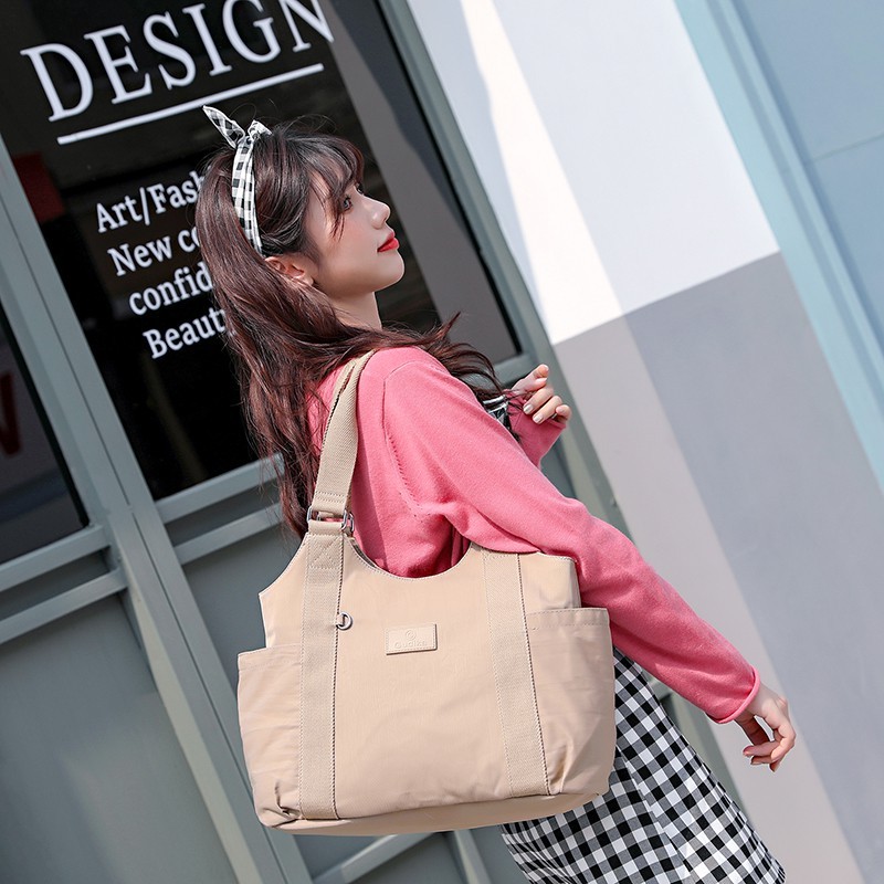 GUDIKA-พร้อมส่ง🔥 กระเป๋าสะพายข้างแฟชั่น TOTE BAG รุ่นใหม่ 2024 ผู้หญิง เกรดพรีเมี่ยม ผ้าไนลอน กันน้ำ