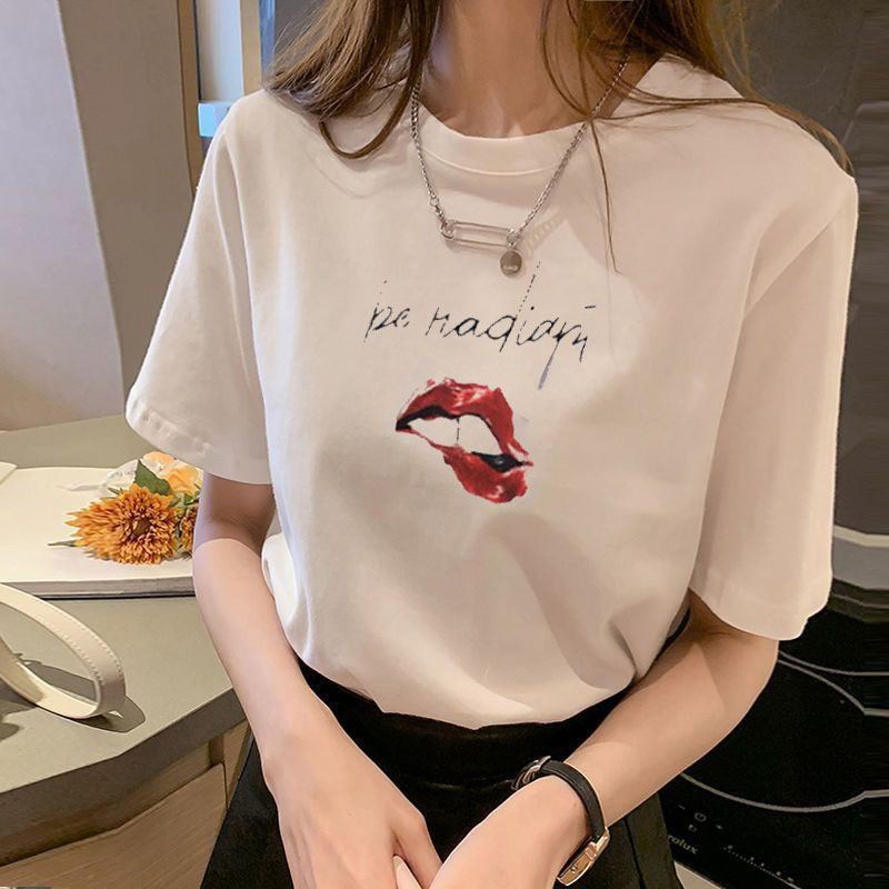 T เสื้อผู้หญิงแขนสั้น 2025 ฤดูร้อนสไตล์ใหม่หลวม ins สีขาวพิมพ์แขนกลาง bf สไตล์รอบคอด้านบน T เสื้อ FM