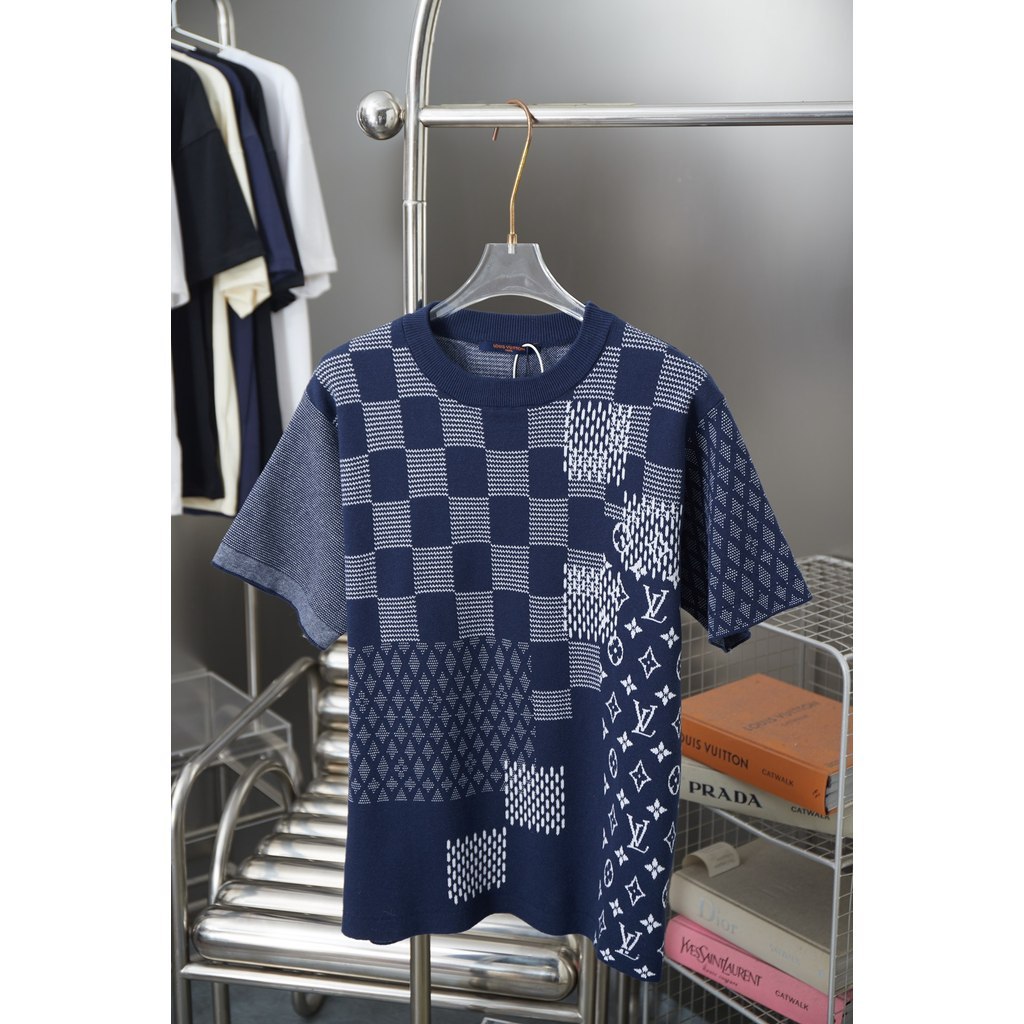 LOUIS VUITTON หลุยส์ วิตตอง 2026 เสื้อยืดแขนสั้นต้นฤดูใบไม้ผลิสไตล์ใหม่สําหรับผู้ชายและผู้หญิง ใส่คอกลมสีทึบ