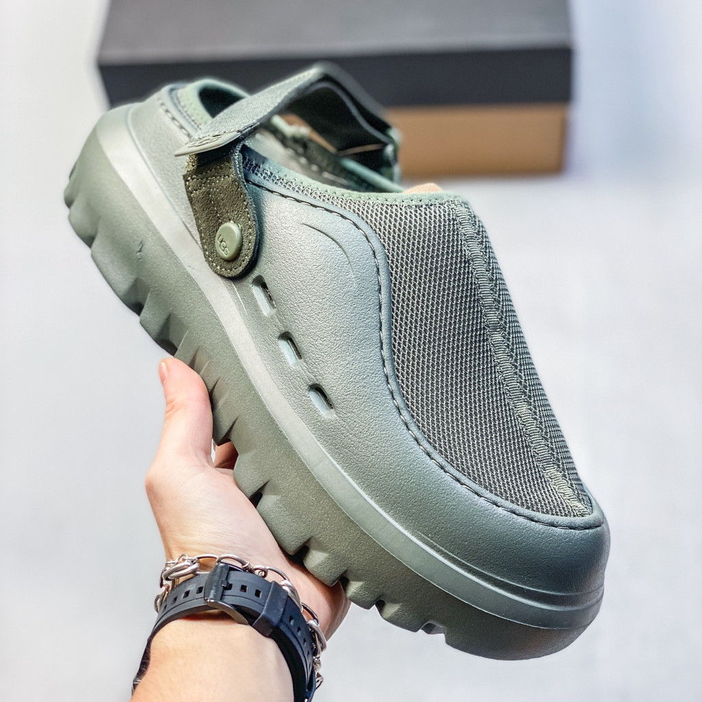 UGG แฟชั่นเรียบง่าย EVA Anti-Wear Slip-On รองเท้าแตะผู้ชายผู้หญิงคําแนะนําสไตล์เดียวกัน