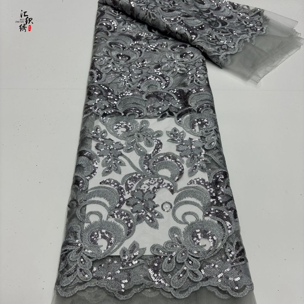 ผ้ากี่เพ้า ขนาด 130x90 ซม. ทำจากผ้าคอมโพสิต พร้อมการตกแต่งตาข่ายประณีตและเลื่อม