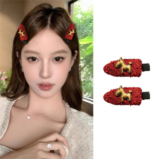 คลิปผมม้าโพนี่สีแดง เสริมลุคแฟชันเนอร์ เหมาะสำหรับเทศกาลคริส…