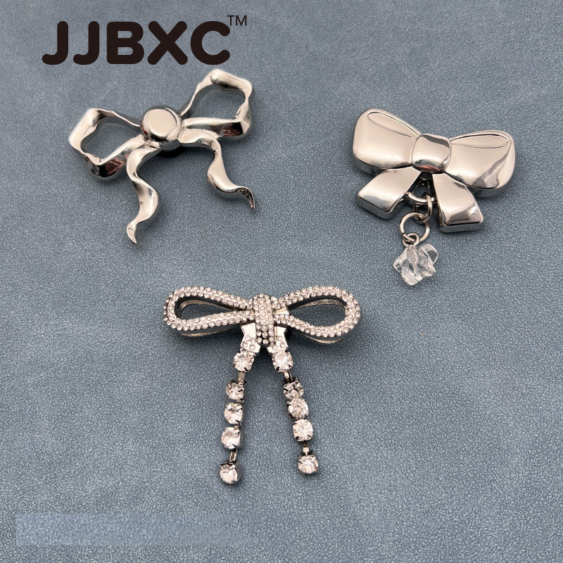 JJBXC Shoe Buckle Charm ทำจากโลหะคุณภาพดี ออกแบบเป็นโบว์เงินสวยงาม