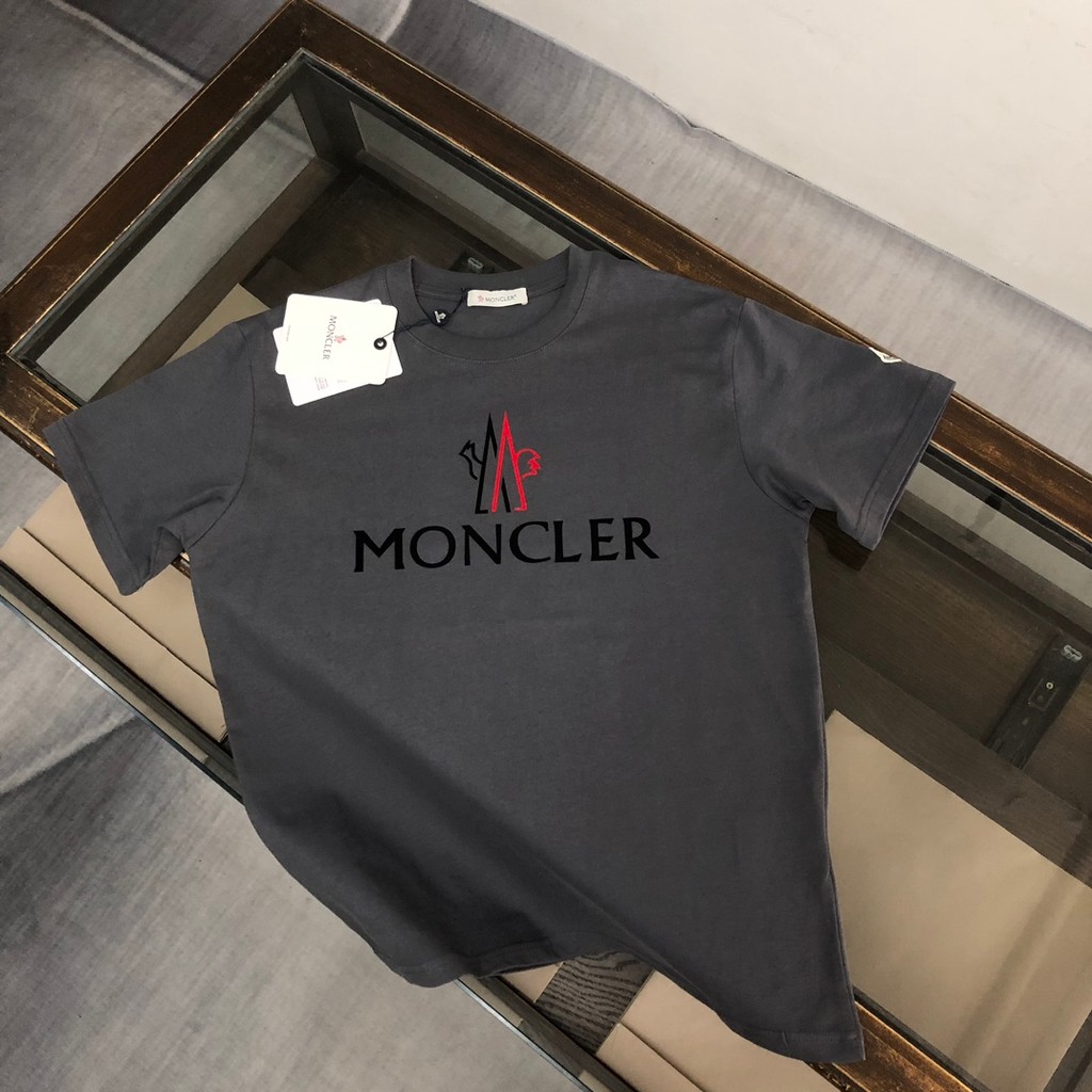Moncler/Moncler 2026 คลาสสิกรอบคอแขนสั้นเสื้อยืดผู้ชายผู้หญิงการออกแบบความรู้สึกฐานด้านใน Street สไต