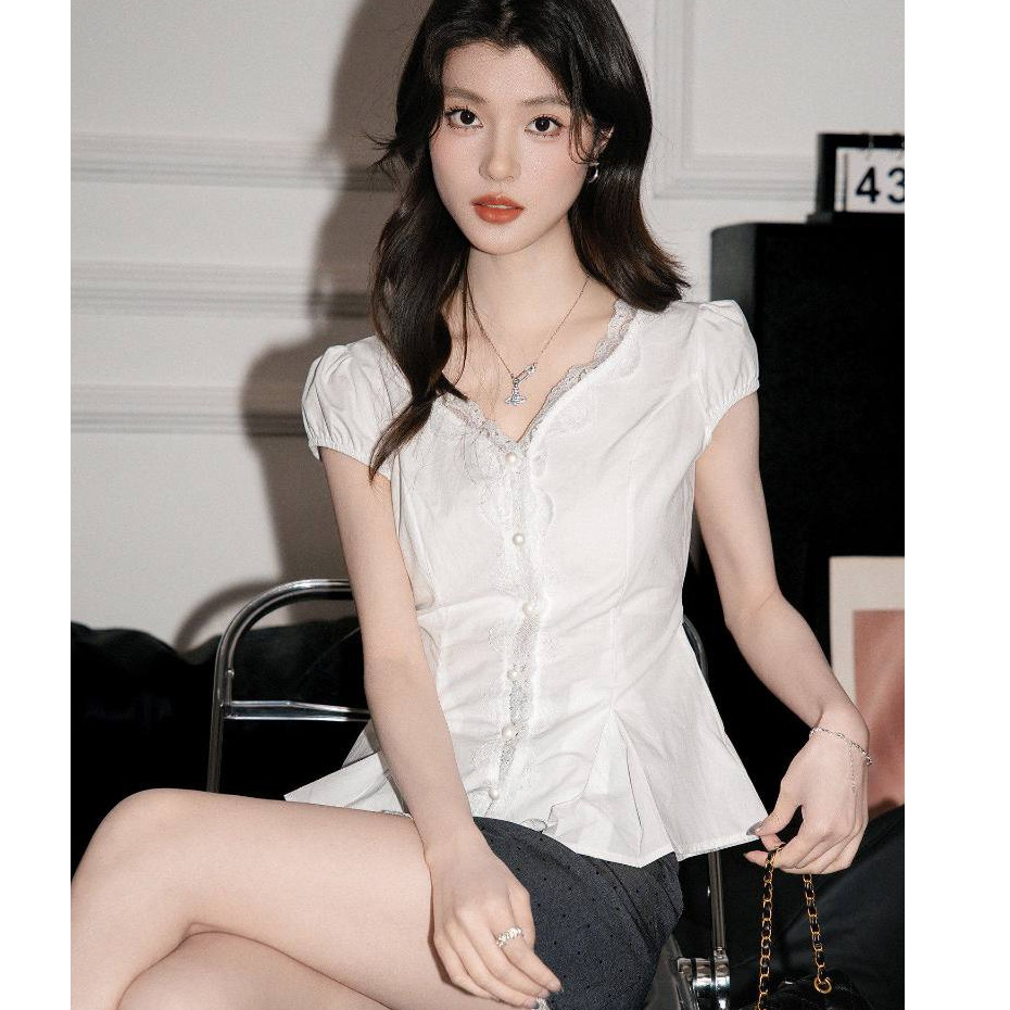 Elly พร้อมส่ง เสื้อเชิ้ตแขนสั้นลูกไม้ หรูเริ่ดเซ็กซี่แฟชั่น คอวี สไตล์ฝรั่งเศส ทรงกระชับเอว ใส่แล้วดูผม ทรงเข้ารูป ราคา ถูกที่สุด ดีลบีเคเค แกลเลอรีภาพที่ 4