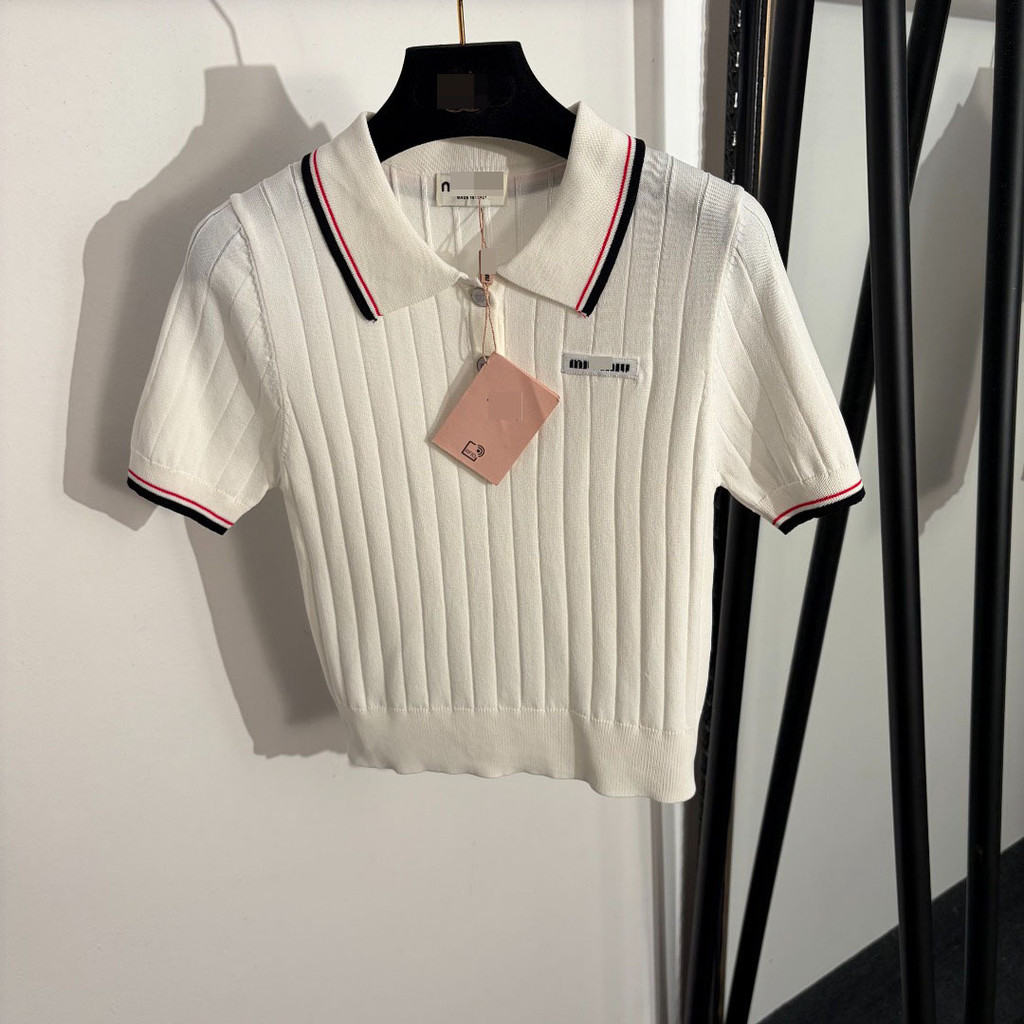 เสื้อกันหนาวผู้หญิงสไตล์ slim fit กับคอลเล็กชัน polo collar แขนสั้น ดีไซน์ทันสมัย