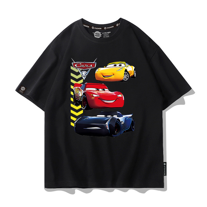 เสื้อยืดแขนสั้นสีดำ ลายการ์ตูนอเมริกัน Lightning McQueen สไตล์สบาย ๆ และทันสมัย