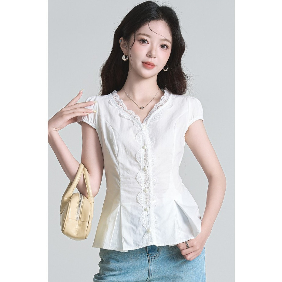 Elly พร้อมส่ง เสื้อเชิ้ตแขนสั้นลูกไม้ หรูเริ่ดเซ็กซี่แฟชั่น คอวี สไตล์ฝรั่งเศส ทรงกระชับเอว ใส่แล้วดูผม ทรงเข้ารูป ราคา ถูกที่สุด ดีลบีเคเค แกลเลอรีภาพที่ 6