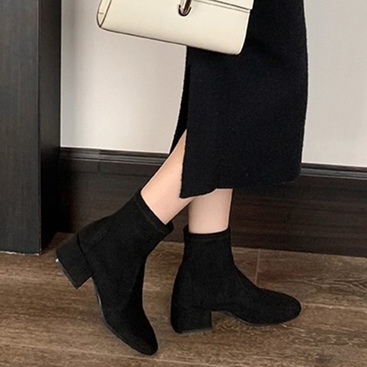 รองเท้าแฟชั่นสีดำส้นหนา ทรงท่อสั้นแขน สไตล์ใหม่สำหรับฤดูใบไม้ร่วงและหนาว ใส่ได้ทุกวัน มีความทนทานและกันลื่น