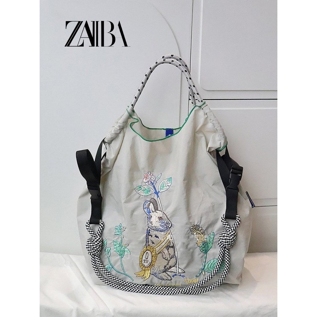 กระเป๋าสไตล์เดียวกัน Tote Bag Messenger Bag Class Bag Medal Rabbit กระเป๋าผ้าใบปักความจุขนาดใหญ่ Mes