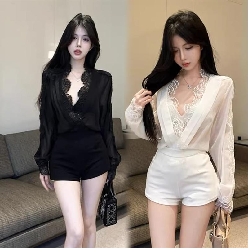 เสื้อคอวีลึกแต่งลูกไม้ แขนยาวสไตล์ฝรั่งเศสแฟชั่นฤดูร้อน สีขาว/ดำแมตช์ง่าย สวยหรู เซ็กซี่-พร้อมส่งจากไทย-รุ่น99099