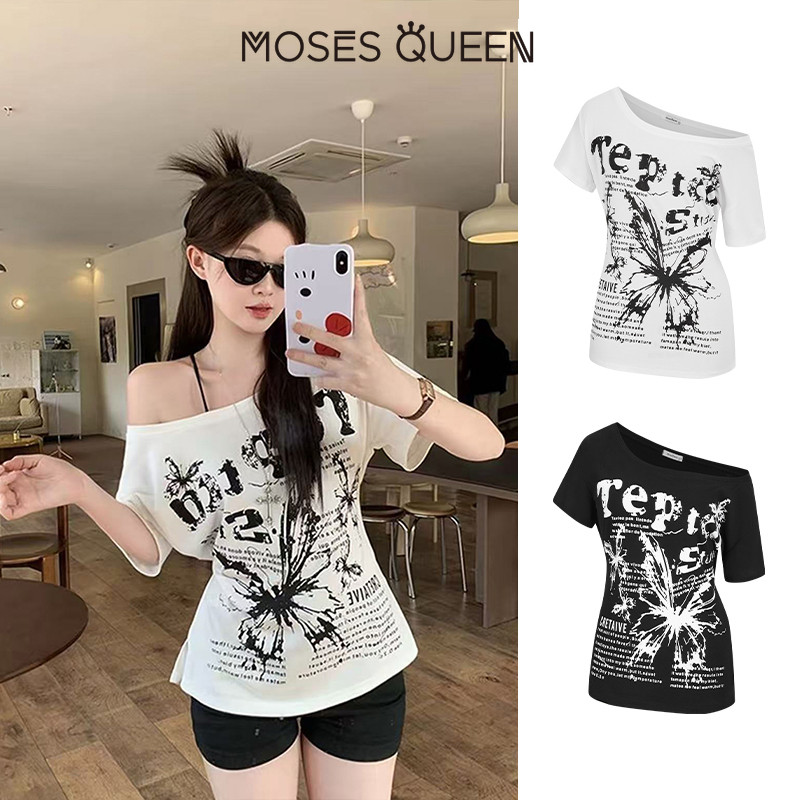 < MOSESQUEEN > เสื้อผ้าสั้นแขนสั้น แบบไหล่เปิด พรินต์ตัวอักษรเซ็กซี่ พร้อมชุดบนสไตล์ที่ผูกสายคลุมหลังแบบผ่อนคลายและหลวม #63648