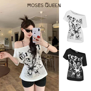 < MOSESQUEEN > เสื้อผ้าสั้นแขนสั้น แบบไหล่เปิด พรินต์ตัวอักษรเซ็กซี่ พร้อมชุดบนสไตล์ที่ผูกสายคลุมหลังแบบผ่อนคลายและหลวม #63648
