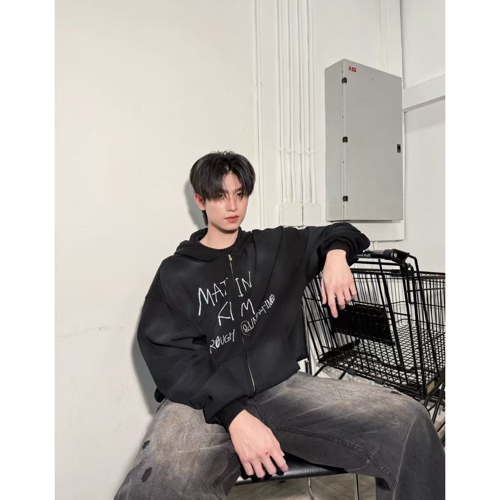 เสื้อกันหนาวแบบแจ็คเก็ตพร้อมฮู้ด กราฟฟิตี้ จาก MATIN KIM