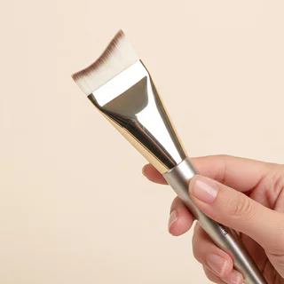 Oni Mermaid Tail Foundation Brush #Champagne โอนิ แปรงลงรองพื้นทรงหางนางเงือก สีแชมเปญสุดหรู.