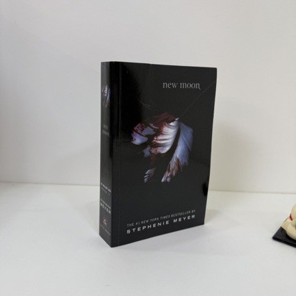 พร้อมสต็อก จัดส่งรวดเร็ว Twilight Saga Book 2 New Moon English New Moon-The Twilight Saga Book 22656